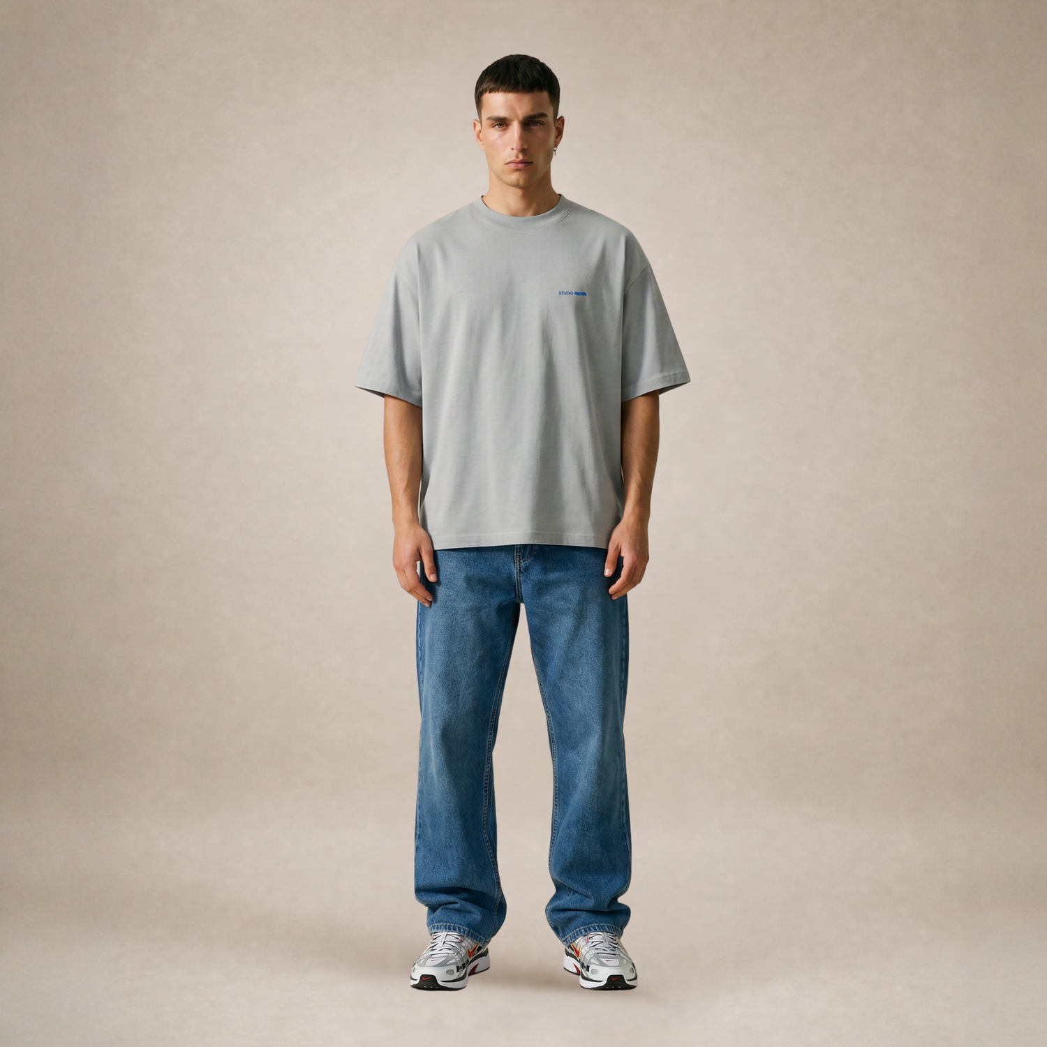 Man draagt oversized t-shirt Status Hybrid stone — full body Studio Nucia
