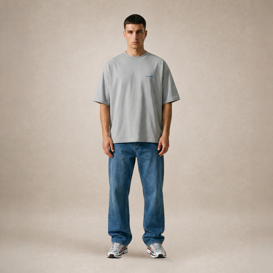 Man draagt oversized t-shirt Status Hybrid stone — full body Studio Nucia
