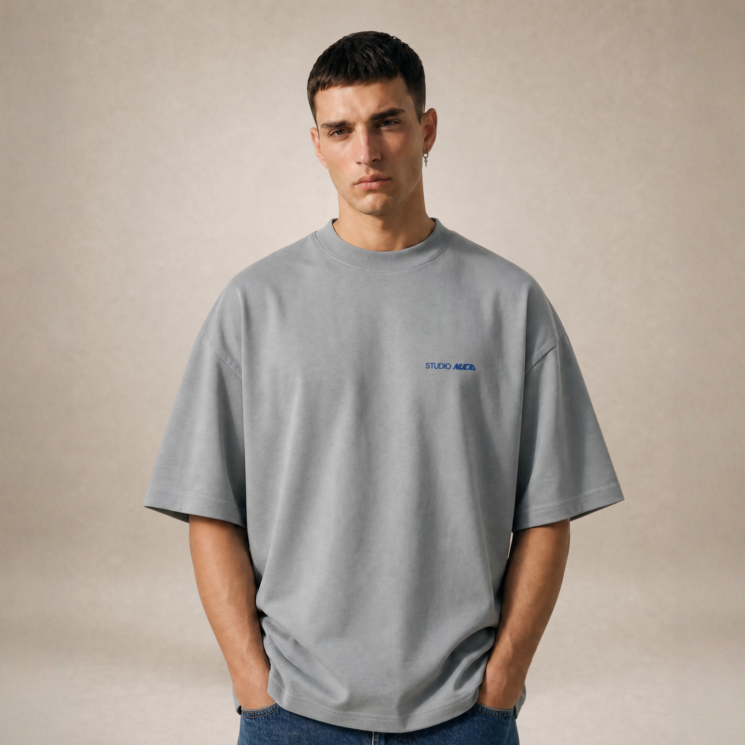 Oversized t-shirt Status Hybrid stone — logo voorzijde detail Studio Nucia
