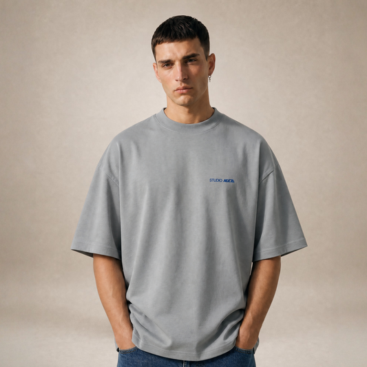 Oversized t-shirt Status Hybrid stone — logo voorzijde detail Studio Nucia
